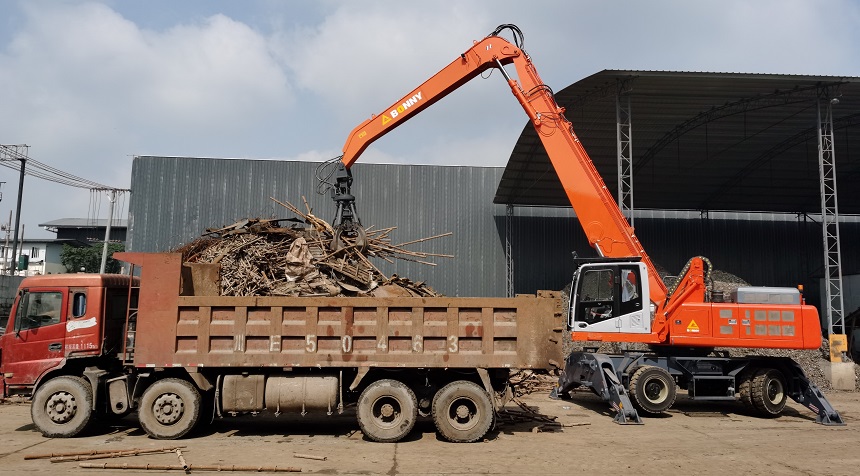 轮胎抓钢机.jpg 轮胎抓钢机.jpg