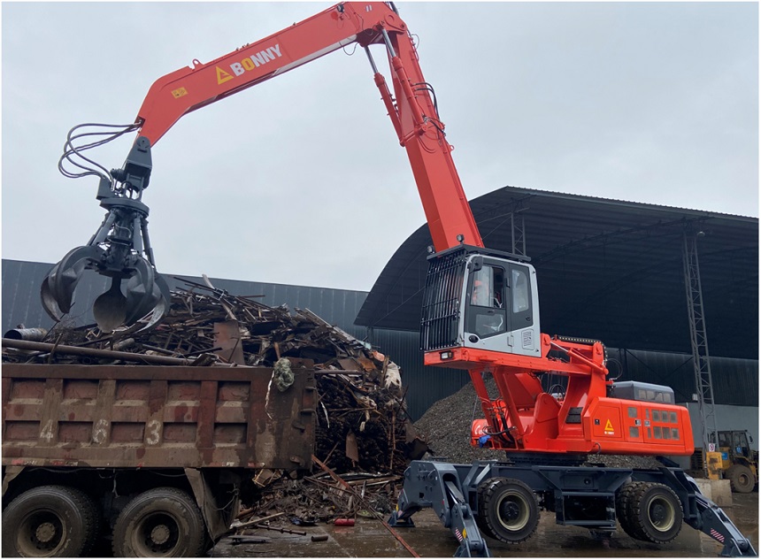 轮胎式抓钢机.jpg 轮胎式抓钢机.jpg