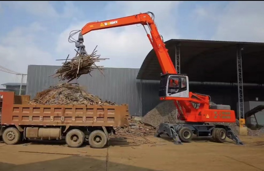 可升降司机室抓料机.jpg 可升降司机室抓料机.jpg