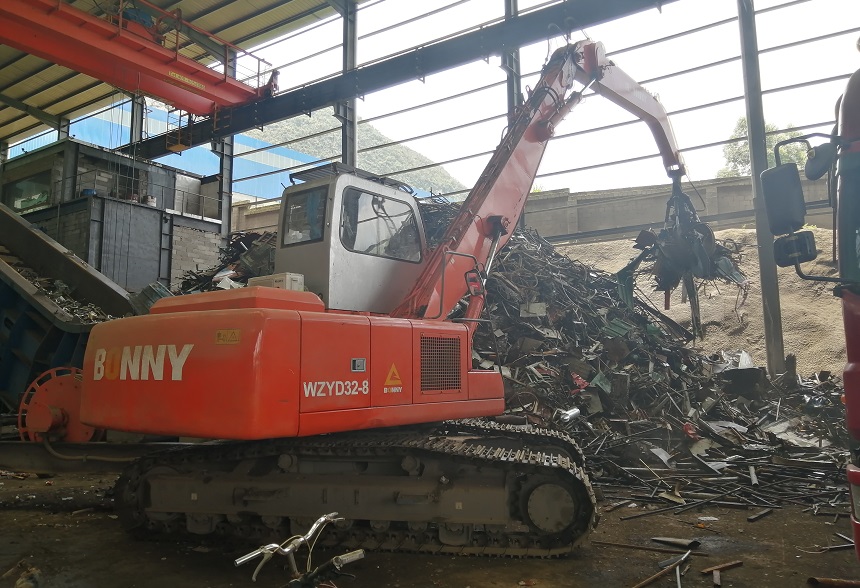 电动抓钢机.jpg 电动抓钢机.jpg