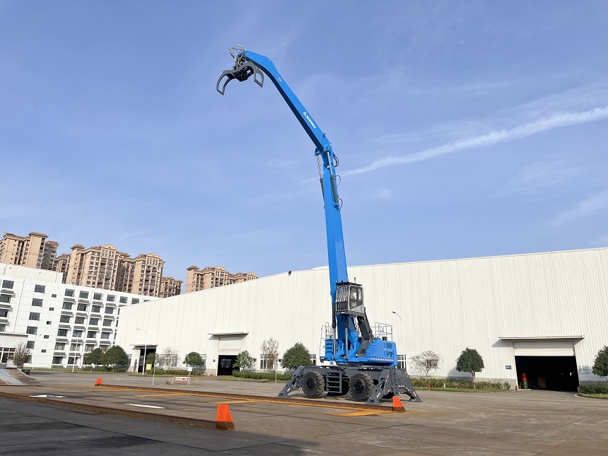 轮胎式抓料机.jpg 轮胎式抓料机.jpg