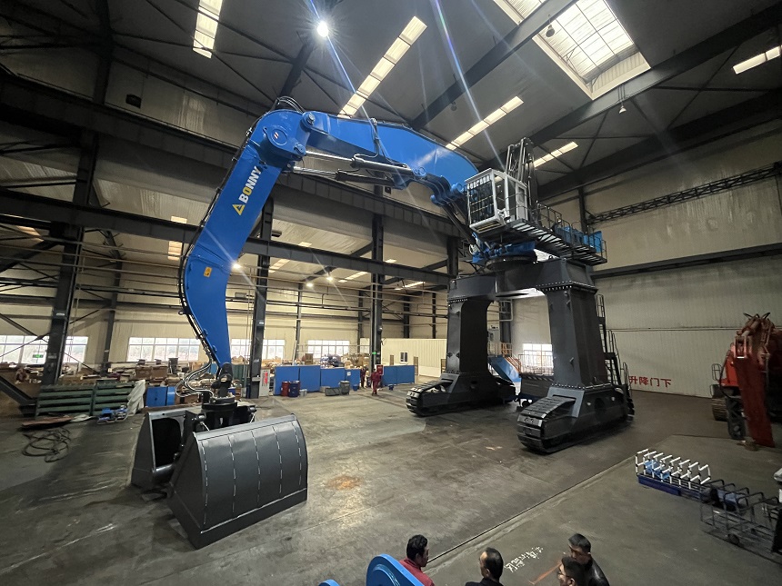 门座式抓料机.jpg 门座式抓料机.jpg