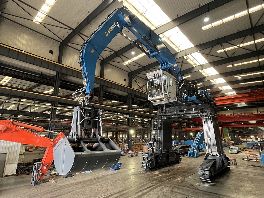 门座式抓料机.jpg 门座式抓料机.jpg