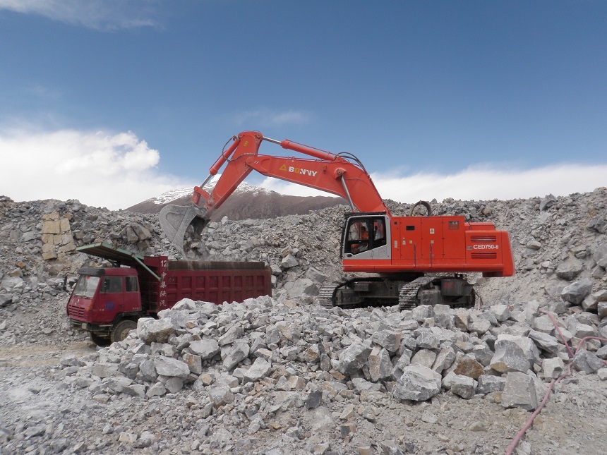 挖掘机.jpg 挖掘机.jpg